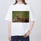 mayura_photoのサバンナのメスライオン Oversized T-Shirt