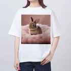 キャリーのふわふわのクッションで遊ぶウサギの赤ちゃん Oversized T-Shirt