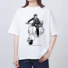 ファンシーTシャツ屋のクラシックスクーターに乗る男性 Oversized T-Shirt