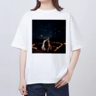 araiguma_shopの星を眺めているアライグマ Oversized T-Shirt