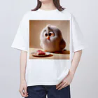 Tの店のフサフサの鳥が、美味しそうな餌を見つけた様子 オーバーサイズTシャツ