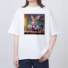 うさぎやのバーテンダーのうさぎ2 Oversized T-Shirt