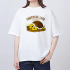 kocoon（コクーン）の万年床でカメ生活 Oversized T-Shirt