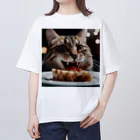 feliceのごはんを食べている猫 Oversized T-Shirt