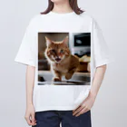 feliceのキッチンで飛び跳ねる猫 オーバーサイズTシャツ