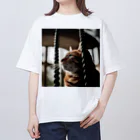 feliceのタワーに登っている猫 Oversized T-Shirt