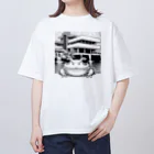 archifrogの落水荘風の建築物に佇むカエル Oversized T-Shirt