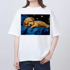 Dog Art Museumの【星降る夜 - トイプードル犬の子犬 No.3】 オーバーサイズTシャツ