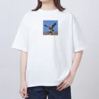 ganeshaの群れの中で他の人と協力しているタカ Oversized T-Shirt