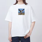 ganeshaの離陸準備中のタカ Oversized T-Shirt