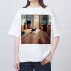 三毛猫shopの部屋を走る猫 オーバーサイズTシャツ