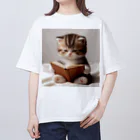 しんふぉショップの読書する赤ちゃんネコのグッズ Oversized T-Shirt