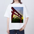 kayuuの夕陽に映える紅色の鳥居 オーバーサイズTシャツ