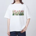 Leomatsuraのピンクと白のチューリップ オーバーサイズTシャツ