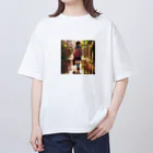 ふりむいての雨上がりの路地裏 Oversized T-Shirt