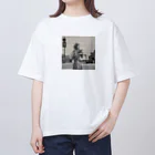 ユニーク・キュートのたたずむ女性 Oversized T-Shirt