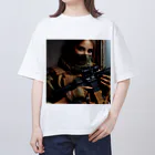 SWQAの女性特殊部隊員 オーバーサイズTシャツ