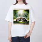 亀蘭タマムシの木漏れ日・すやすや オーバーサイズTシャツ