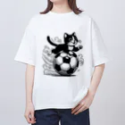 ボールボーイの猫とサッカーボール白黒 Oversized T-Shirt