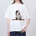 キツネビの肘つき狐面少女 Oversized T-Shirt