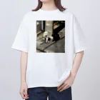 やんばるたの黒猫と白猫 電柱 Oversized T-Shirt