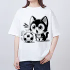 ボールボーイのサッカーボールに驚いてる猫 Oversized T-Shirt