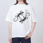 chicodeza by suzuriのトカゲと月と星 オーバーサイズTシャツ