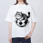 ボールボーイのまる猫サッカーボール乗り Oversized T-Shirt