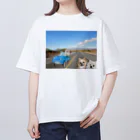 ちくわ(ポメラニアン)の乗りこなせてないちくわを見守るBLF Oversized T-Shirt