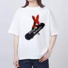 鬼鞍 ONIKURAのPlayful Rabbits レッド オーバーサイズTシャツ