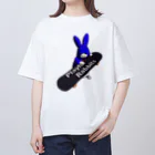 鬼鞍 ONIKURAのPlayful Rabbits ブルー オーバーサイズTシャツ