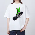 鬼鞍 ONIKURAのPlayful Rabbits グリーン Oversized T-Shirt