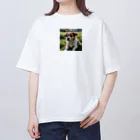 kokin0の草むらで斜めを見つめる犬 dog looking for the anywhere Oversized T-Shirt