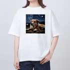 kaerinofficeの夜の静寂に包まれた写真には、一匹の夜行性の犬が佇んでいます。 オーバーサイズTシャツ