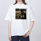 kaerinｰofficeのこのキュートな写真では、リヤカーを引っ張る愛らしい犬が登場♪  オーバーサイズTシャツ