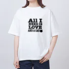 ぴょんぴょんの必要なものは愛とネコだけ♡ All I NEED IS LOVE AND A CAT オーバーサイズTシャツ