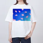 Lily bird（リリーバード）の花びらの舞う青空 Oversized T-Shirt