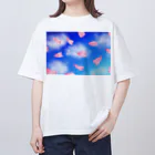 Lily bird（リリーバード）の花びらの舞う青空、浮かぶ雲 オーバーサイズTシャツ