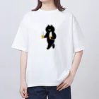 SUIMINグッズのお店の【中】ソフトクリームを急ぎめに運ぶねこ Oversized T-Shirt