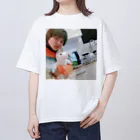 ふるあけの冷たくなったユニコーンの湯たんぽとお湯を沸かしているケトルとの自撮り Oversized T-Shirt