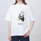 ビールとアート TM-3 Designの名画 × BEER（牛乳を注ぐ女）黒線画 Oversized T-Shirt