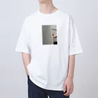 ロキの店の覗く犬 Oversized T-Shirt