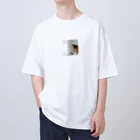 ピノとチロルのグッズ屋さんのチロルの幼少期写真(黒文字） オーバーサイズTシャツ