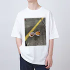 guriguriの地面にあるハンバーガー Oversized T-Shirt