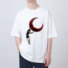 さとルーヌスの月を投げる黒い少年（赤ライン） オーバーサイズTシャツ