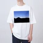 Dali13のAzure Twilight Glow of Japan's Rural Mountain Ranges オーバーサイズTシャツ