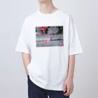 ふたばけぐらしの夏が待ち遠しいツツジのおばけちゃん Oversized T-Shirt