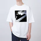 dolphineの空中に浮いてる巨大ギター Oversized T-Shirt