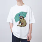 クリエイティブキャンパスマンの傘を持つナマケモノのモーちゃん Oversized T-Shirt