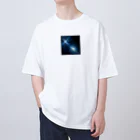 itacyoko(AIイラスト屋)の宇宙に輝く青い光 Oversized T-Shirt